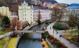 Relájate en la ciudad balneario de Karlovy Vary, un oasis de belleza y tranquilidad