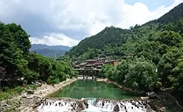 Descubre una cultura única en el Basha Miao Village