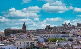 Pasea por el centro histórico de Cáceres