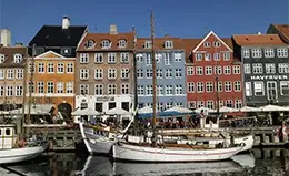 Paseo por el colorido Nyhavn, el ""puerto nuevo""