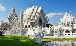 Visita al icónico Templo Blanco de Chiang Rai.