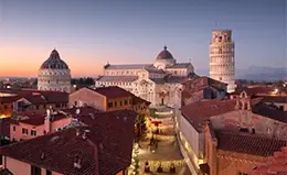 Contempla la icónica Torre Inclinada de Pisa.