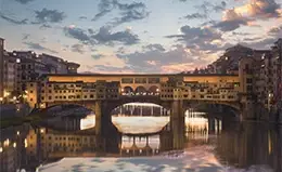 Cruza el histórico Ponte Vecchio.