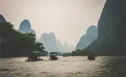 Navegación por el río Li Jiang, un espectáculo natural único.