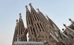 Explora la genialidad de Gaudí en la Sagrada Familia.