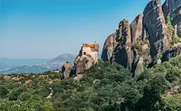 Exploración del impresionante valle de Meteora.
