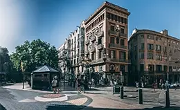 Visita guiada por las Ramblas y las obras de Gaudí.
