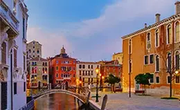 Navega por los canales de Venecia.