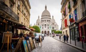 Encantador barrio de Montmartre con su emblemática basílica