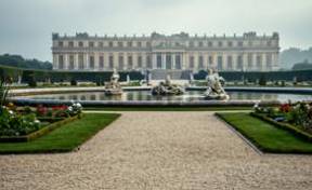 Espléndidos jardines y fuentes del Palacio de Versalles, Francia.