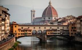 Florencia renacentista con su emblemático Duomo y Ponte Vecchio