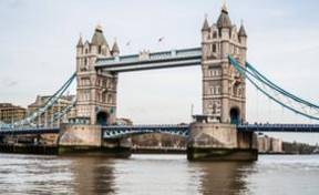 Iconico Tower Bridge londinense reflejado en el río Támesis