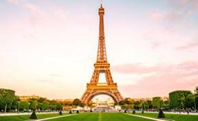 Icono mundial, la majestuosa Torre Eiffel iluminada al atardecer
