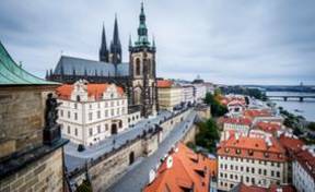 Imponente Castillo de Praga dominando la ciudad histórica