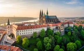 Imponente Castillo de Praga rodeado de historia y belleza arquitectónica.