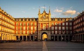 Imponente Plaza Mayor de Madrid iluminada por el atardecer