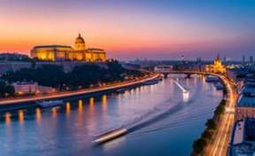Impresionante panorama dorado del Danubio y Buda al atardecer.