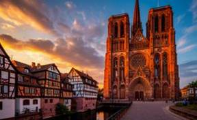 La imponente catedral gótica de Estrasburgo al atardecer