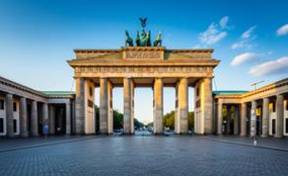 Majestuosa Puerta de Brandeburgo símbolo histórico de Berlín