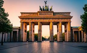 Majestuosa Puerta de Brandemburgo iluminada al atardecer berlinés.