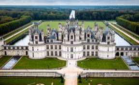 Majestuoso Castillo de Chambord rodeado de jardines cuidados