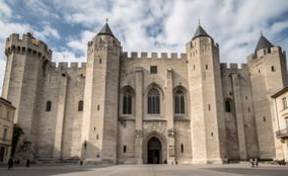 Majestuoso Palacio de los Papas en la antigua Avignon
