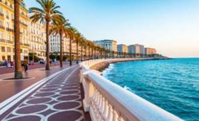Paseo de los Ingleses en Niza con vibrante atmósfera mediterránea
