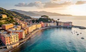 Pintoresca ciudad costera de Sestri Levante con encanto natural