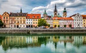 Pintoresco casco histórico y orilla fluvial en Bratislava.