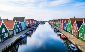 Pintoresco pueblo de Volendam con casas de vivos colores