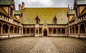 Tejados de colores y historia en el Hospicio de Beaune