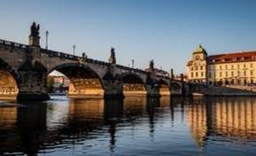 Tranquilo paseo en barco con vistas históricas sobre Moldava.