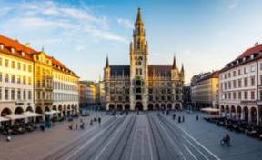 Vibrante Marienplatz en el corazón histórico de Múnich
