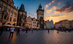 Vibrante plaza histórica de la Ciudad Vieja en Praga al atardecer.