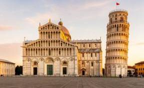 Vista icónica de la Torre de Pisa y conjunto artístico histórico