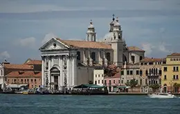 Navega por el canal de la Giudecca