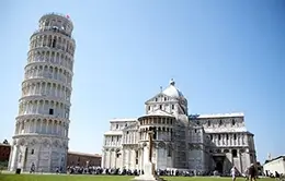 Asombrate con la icónica Torre Inclinada en Pisa.