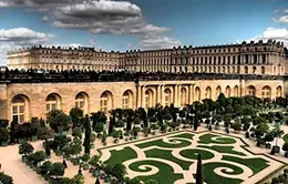 Pasea por los jardines del Palacio de Versalles.