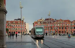 Descubre el famoso Paseo de los Ingleses en Niza.