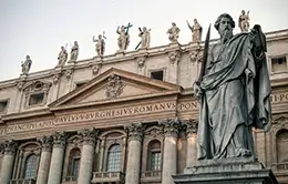 Explora la grandiosa Basílica de San Pedro en el Vaticano.