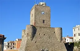 Visita el casco antiguo y el castillo en la ciudad costera de Termoli.