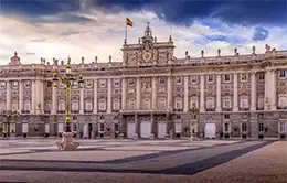 Descubre la majestuosidad del Palacio Real.