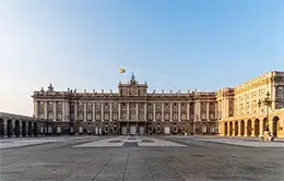 Explora el magnífico Palacio Real.