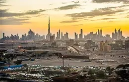 Llegada a la capital más animada de los Emiratos Arabes Unidos.