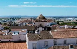 Paseo por las callejuelas de cal blancas de Évora.