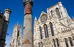 Sumérgete en el ambiente medieval de York con su catedral y murallas romanas.
