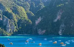 Traslado en ferry a las impresionantes islas Phi Phi.