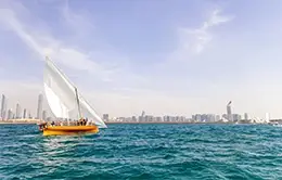 Cena inolvidable en un crucero ""Dhow"" bajo las estrellas.