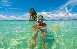 Experiencia de snorkel y buceo en aguas cristalinas.