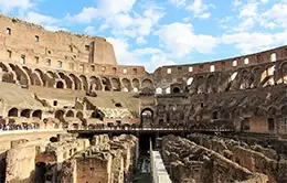 Admira el monumental Coliseo y Foros Romanos